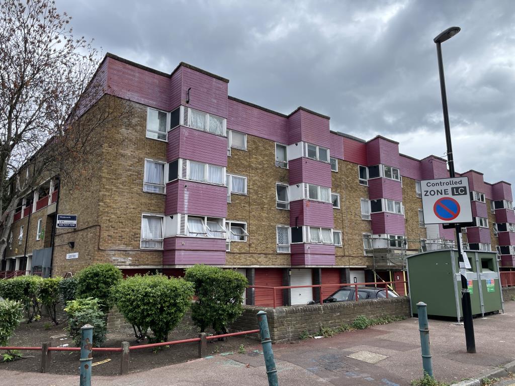 Lot: 124 - FLAT FOR INVESTMENT OR OCCUPATION - External image of main building from street corner